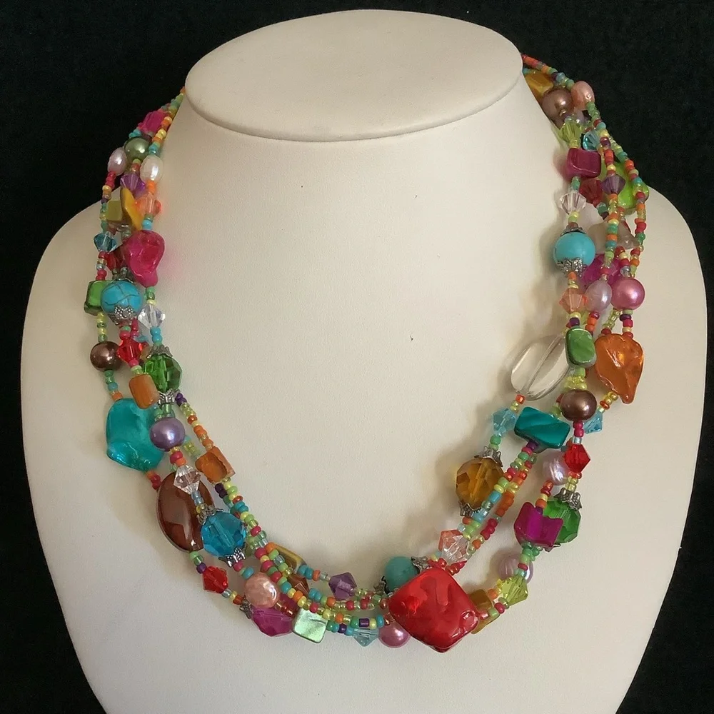 Multi strands colorful necklace.